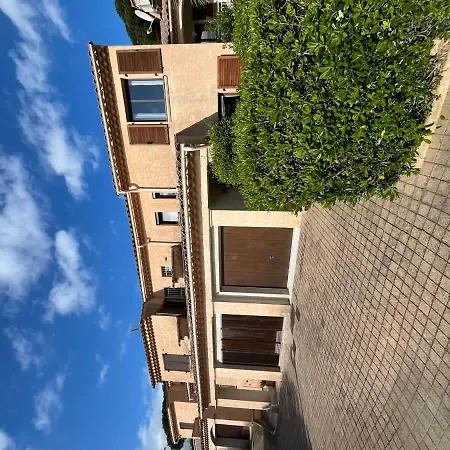 Cozy House With A Pool In Holiday home